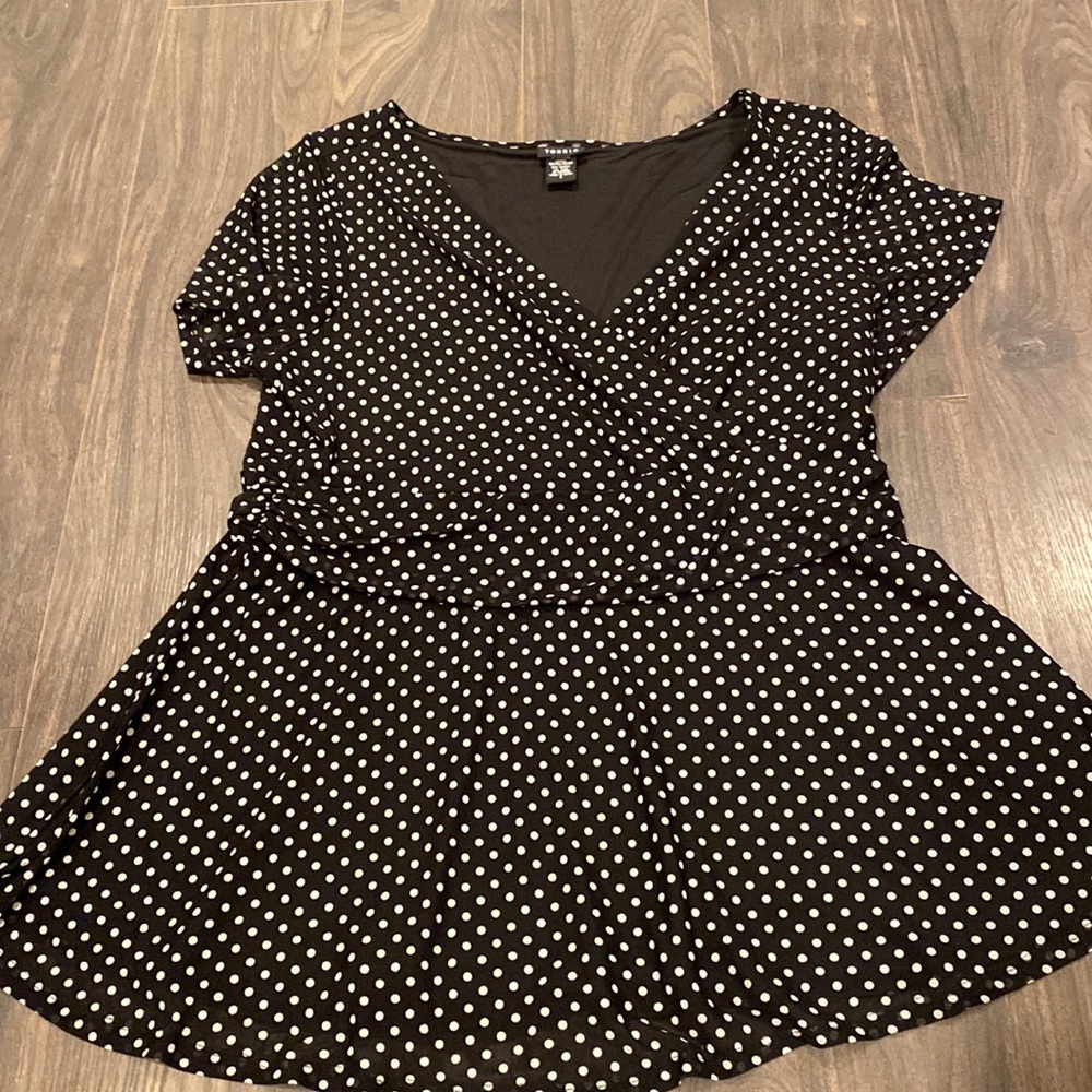 Torrid black & white polka dot tshirt blouse size 2 2:22
